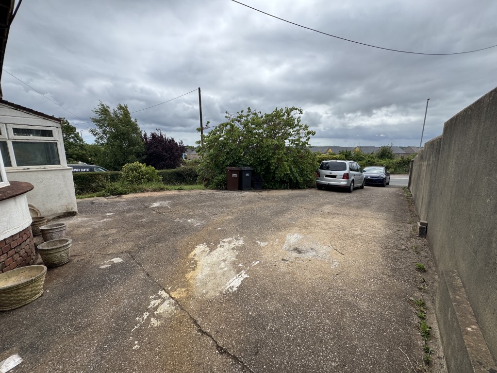 Lot: 141 - DETACHED BUNGALOW FOR IMPROVEMENT AND REPAIR - Drive